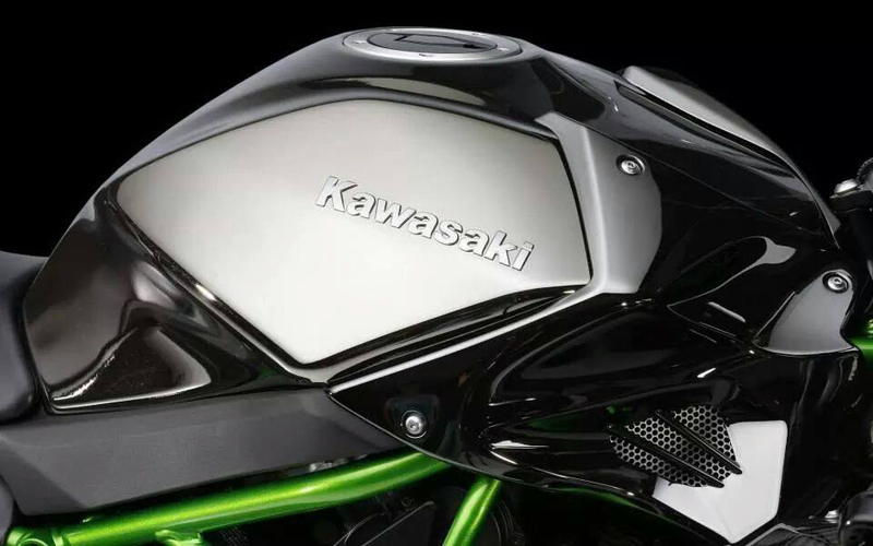 Illustration for article titled The Supercharged Kawasaki Ninja H2R Is Batshit Insane